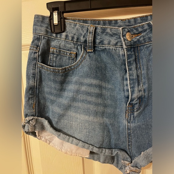 Women’s Forever 21 Light Denim Shorts - Picture 9 of 9